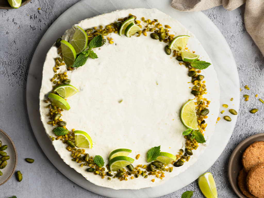 Skyr-Tarte ohne Backen mit Limette-Pistazie Rezept | EAT SMARTER