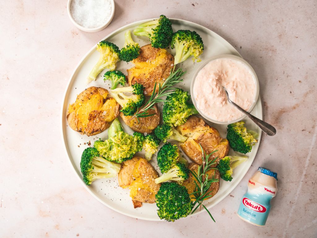 Smashed Potatoes mit Brokkoli und Möhren-Raita Rezept | EAT SMARTER