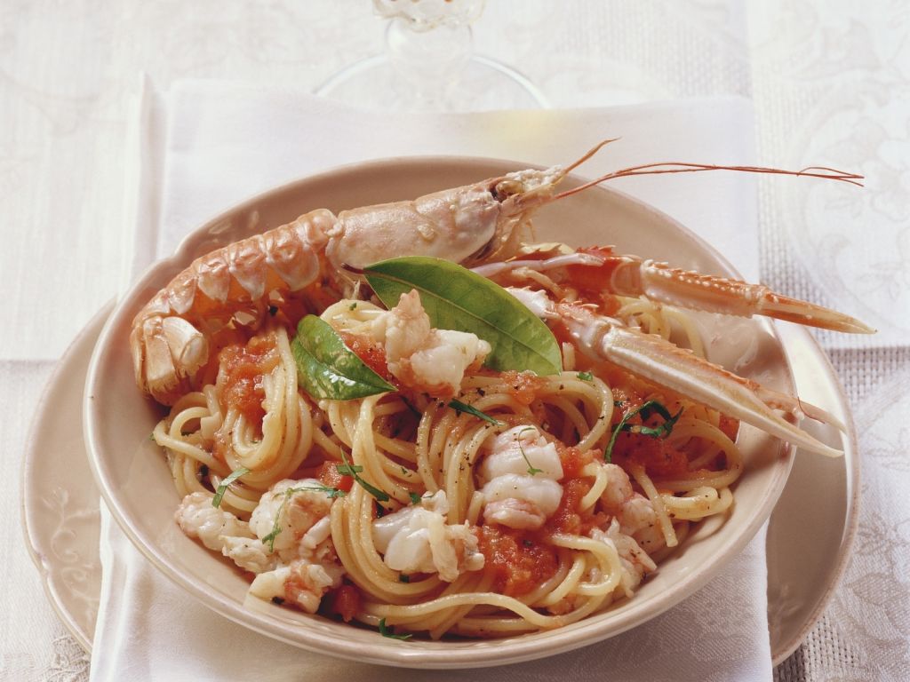 Spaghetti mit Garnelen und Tomatensoße Rezept | EAT SMARTER
