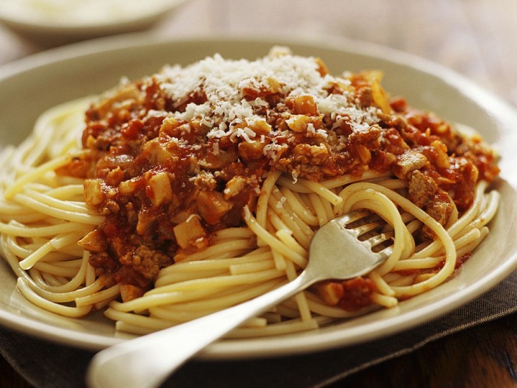 Spaghetti mit Steinpilz-Hackfleischsauce Rezept | EAT SMARTER