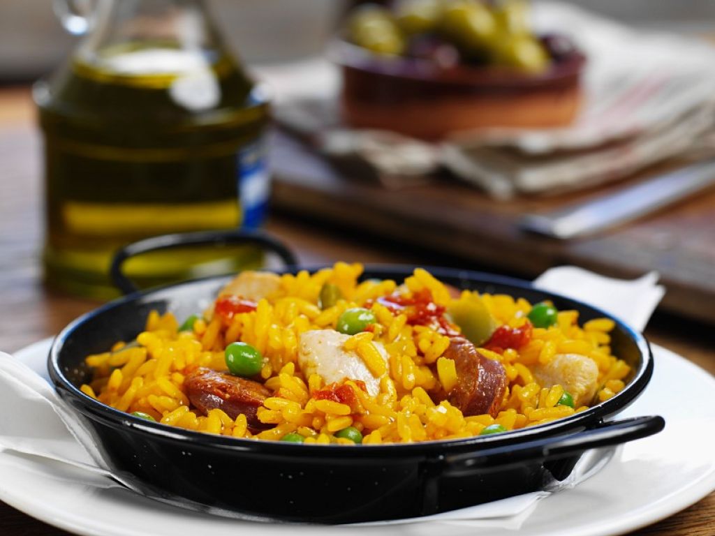 Spanische Reispfanne mit Hähnchen (Paella) Rezept | EAT SMARTER