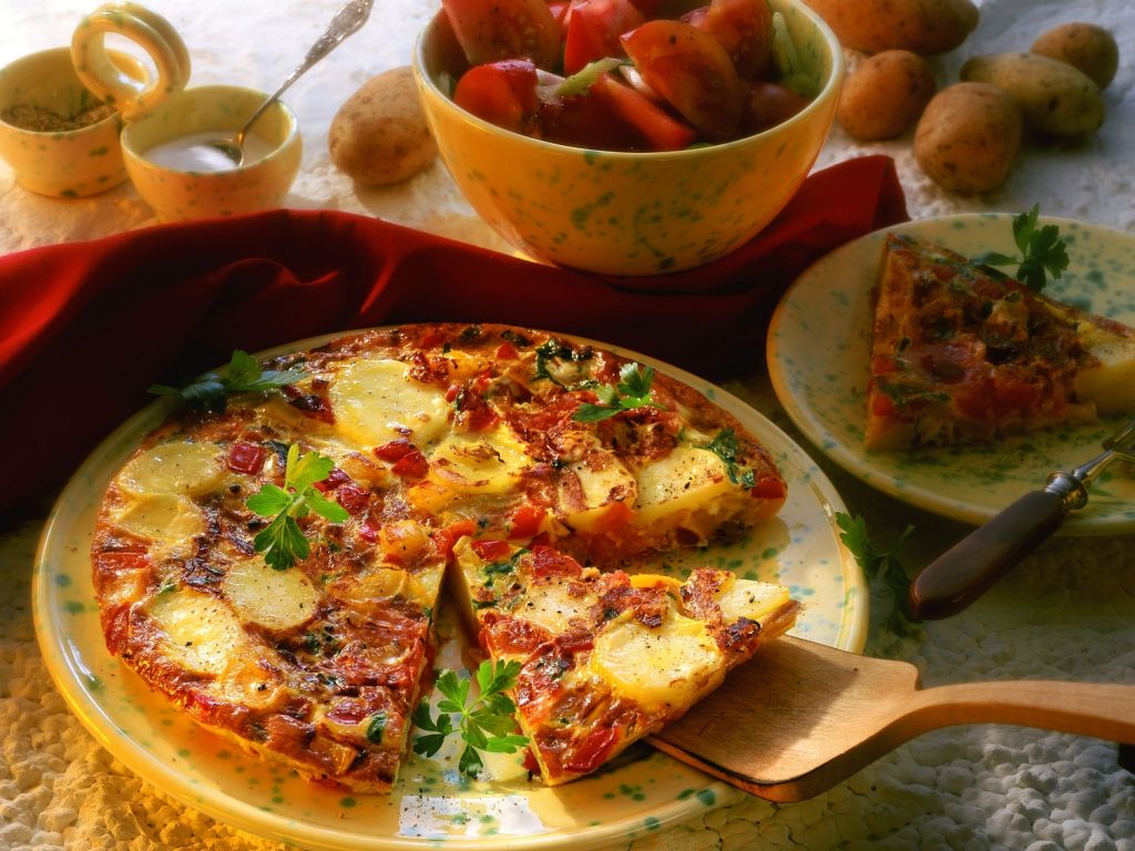 Spanische Tortilla mit Kartoffeln, Tomaten und Paprika Rezept | EAT SMARTER Spanische Tortilla mit Kartoffeln, Tomaten und Paprika Rezept | EAT SMARTER