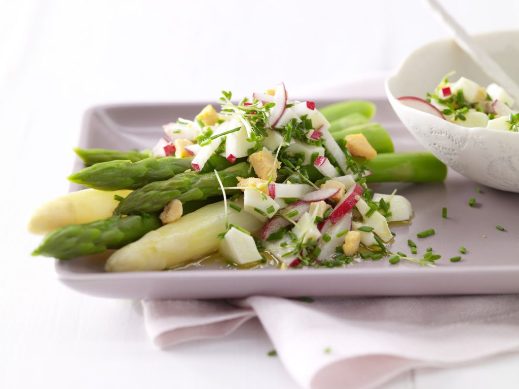 Spargel mit Eier-Vinaigrette Rezept | EAT SMARTER