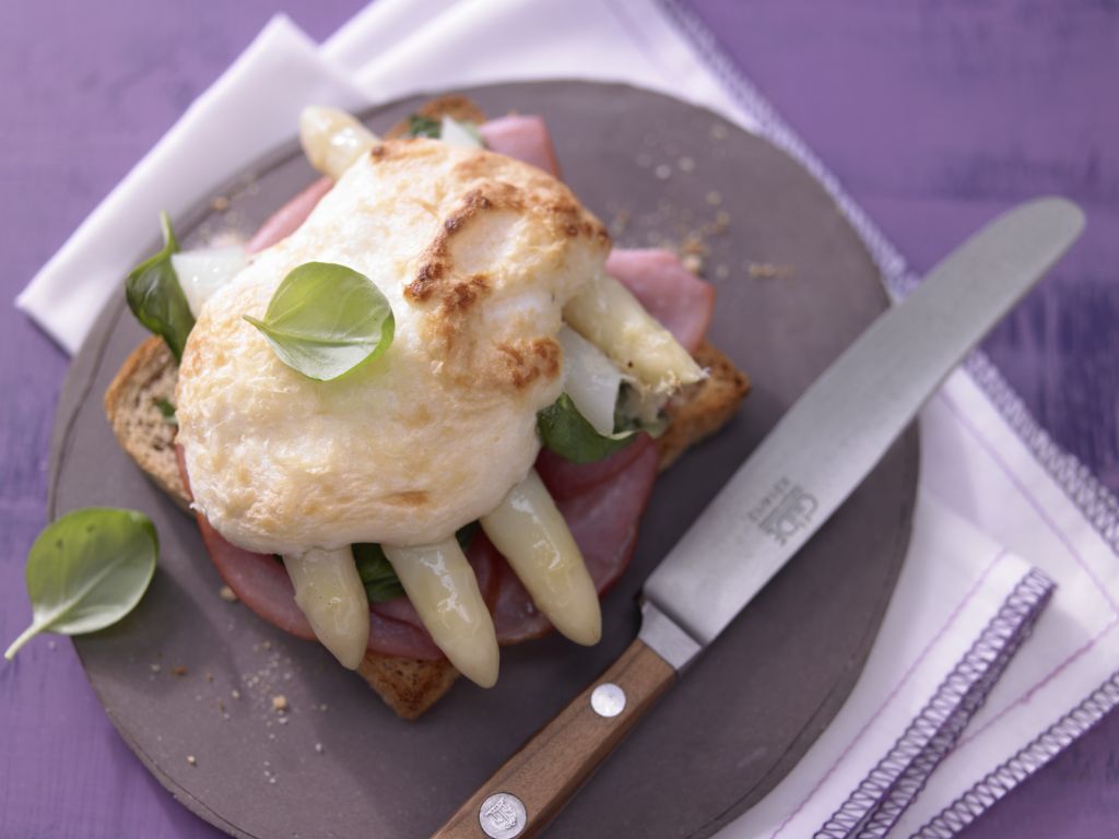 Spargel-Schinken-Toast Rezept | EAT SMARTER