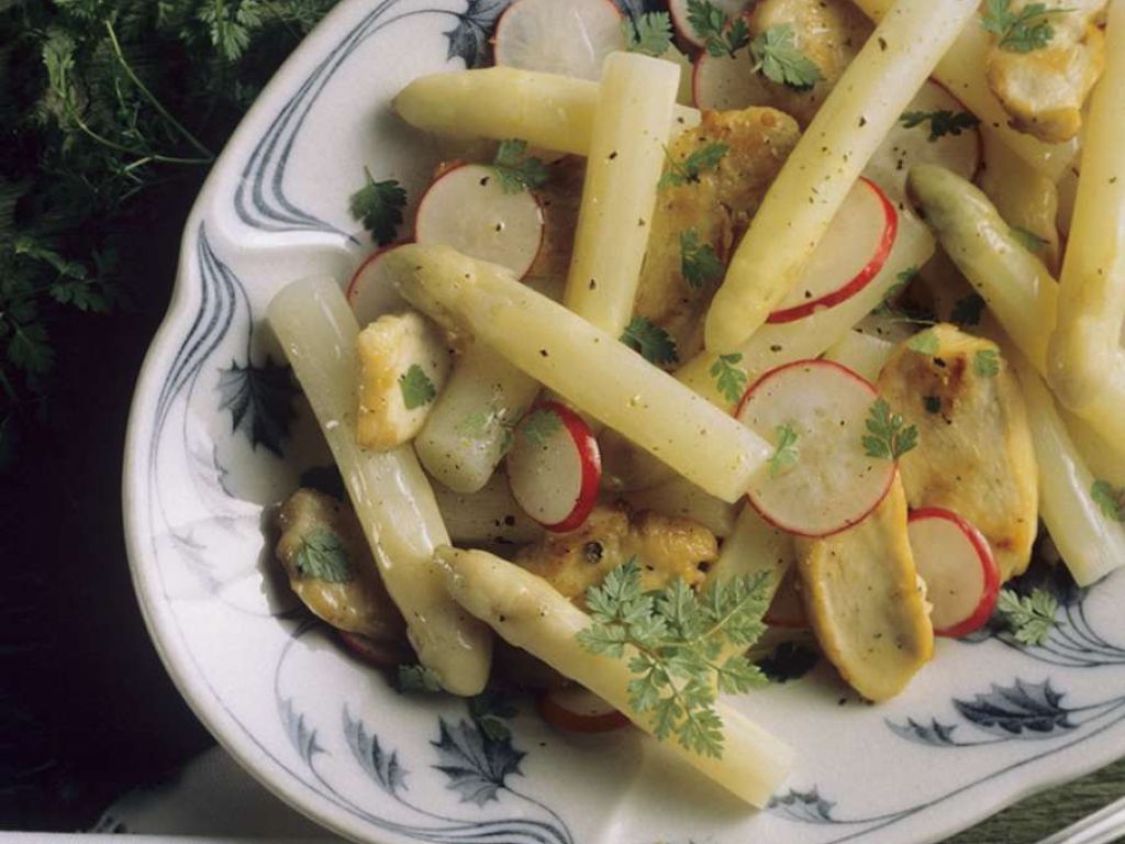 Spargelsalat mit gebratenem Hähnchen Rezept | EAT SMARTER