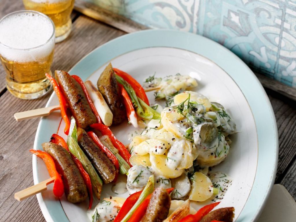 Spieße aus Tofuwurst und Paprika mit Dill-Kartoffelsalat Rezept | EAT ...