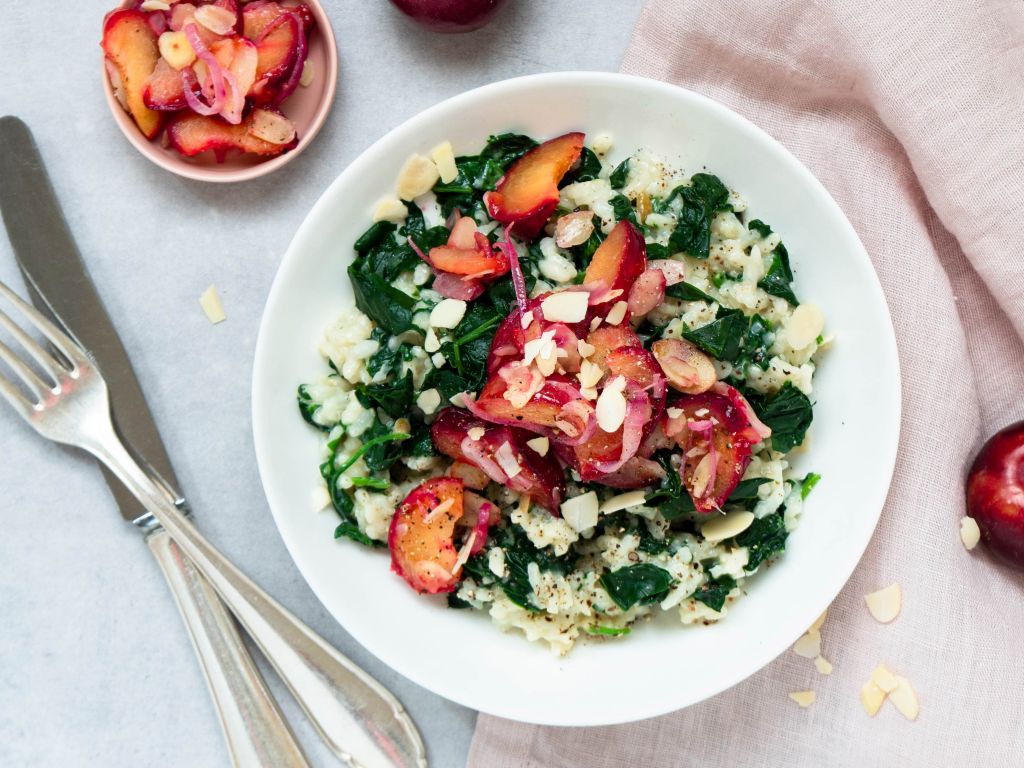 Spinat-Gorgonzola-Risotto mit Mandelpflaumen Rezept | EAT SMARTER