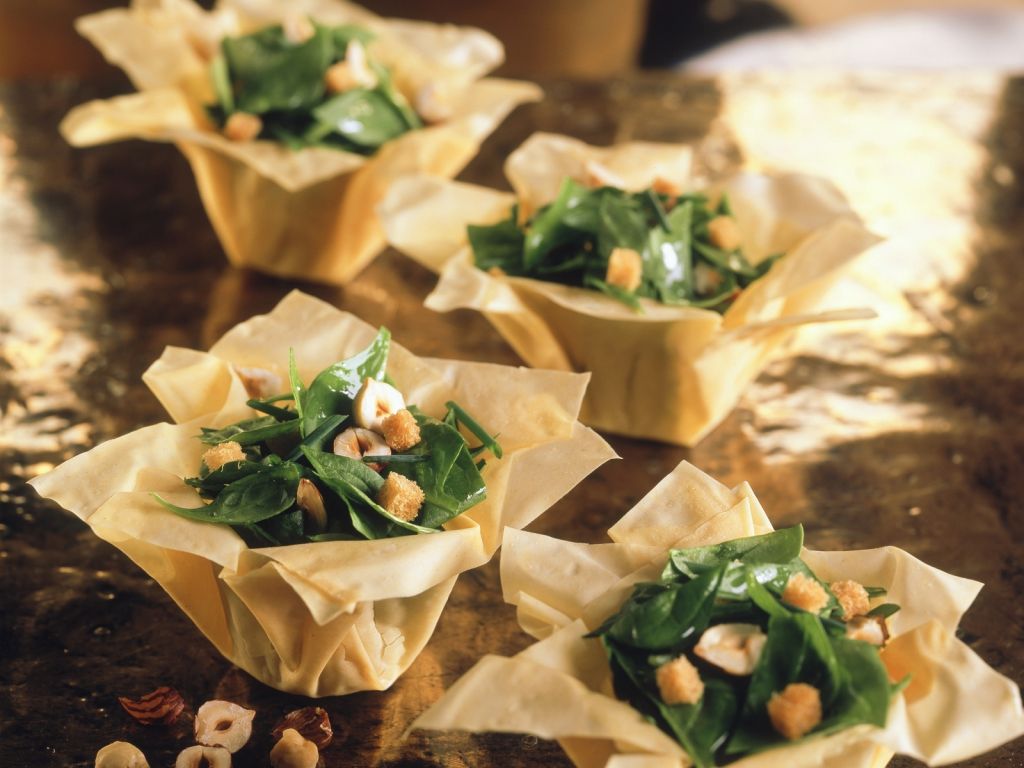 Spinat-Haselnuss-Salat mit Croutons im Filokörbchen Rezept | EAT SMARTER