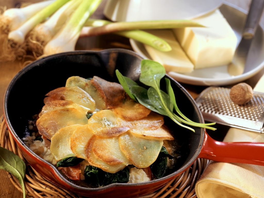 Spinat mit Hüttenkäse und Kartoffelhaube Rezept | EAT SMARTER