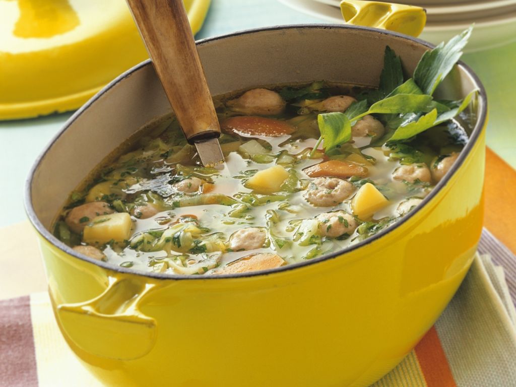 Spitzkohleintopf mit Kalbsfleischbällchen Rezept | EAT SMARTER Spitzkohleintopf mit Kalbsfleischbällchen Rezept | EAT SMARTER
