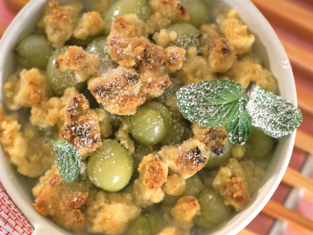 Stachelbeer-Crumble Rezept | EAT SMARTER