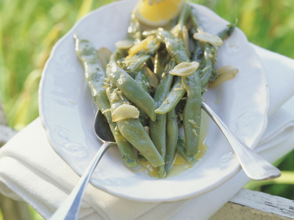 Stangenbohnen mit Knoblauch und Zitronendressing Rezept | EAT SMARTER
