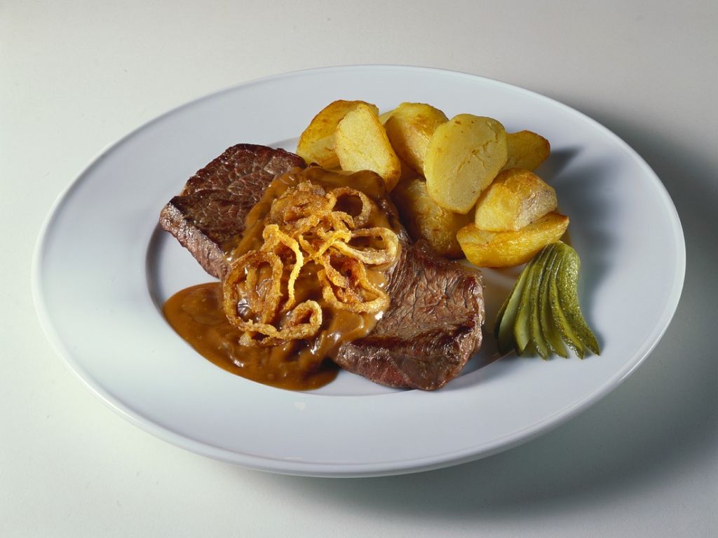 Steaks mit Zwiebelsauce und Röstkartoffeln Rezept | EAT SMARTER