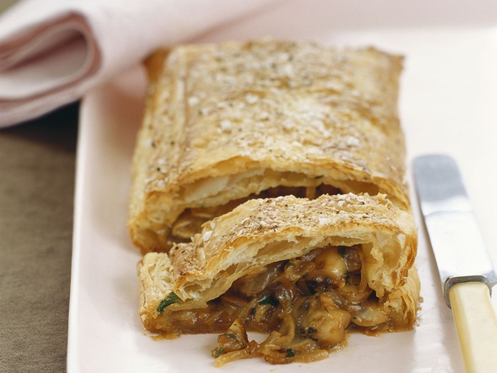 Strudel mit Pilzfüllung Rezept | EAT SMARTER