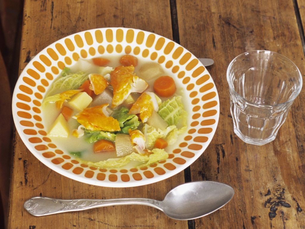 Suppe aus Kohl mit geräuchertem Schellfisch Rezept | EAT SMARTER Suppe aus Kohl mit geräuchertem Schellfisch Rezept | EAT SMARTER