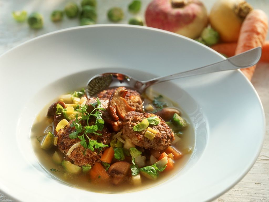 Suppe mit Gemüse und Rehfrikadellen Rezept | EAT SMARTER