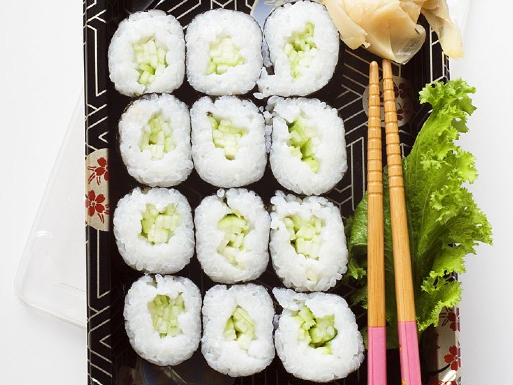 Sushi mit Gurke Rezept | EAT SMARTER