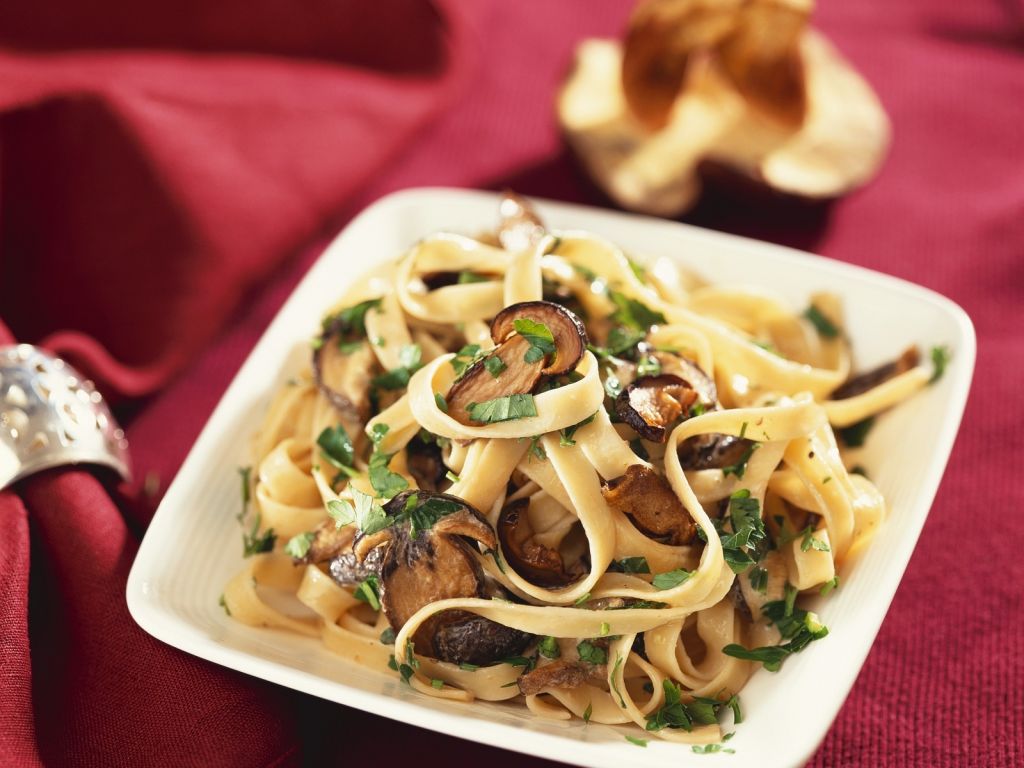 Tagliatelle mit Pilzen und Petersilie Rezept | EAT SMARTER