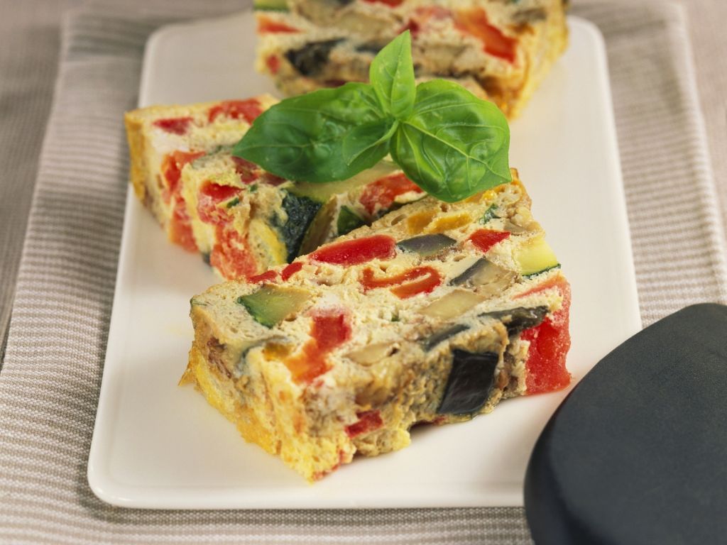 Terrine mit Tomaten, Auberginen und Zucchini Rezept | EAT SMARTER