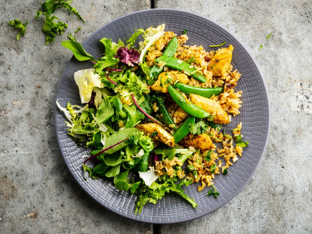 Thailändischer Reissalat mit Pute und Blattsalat Rezept | EAT SMARTER