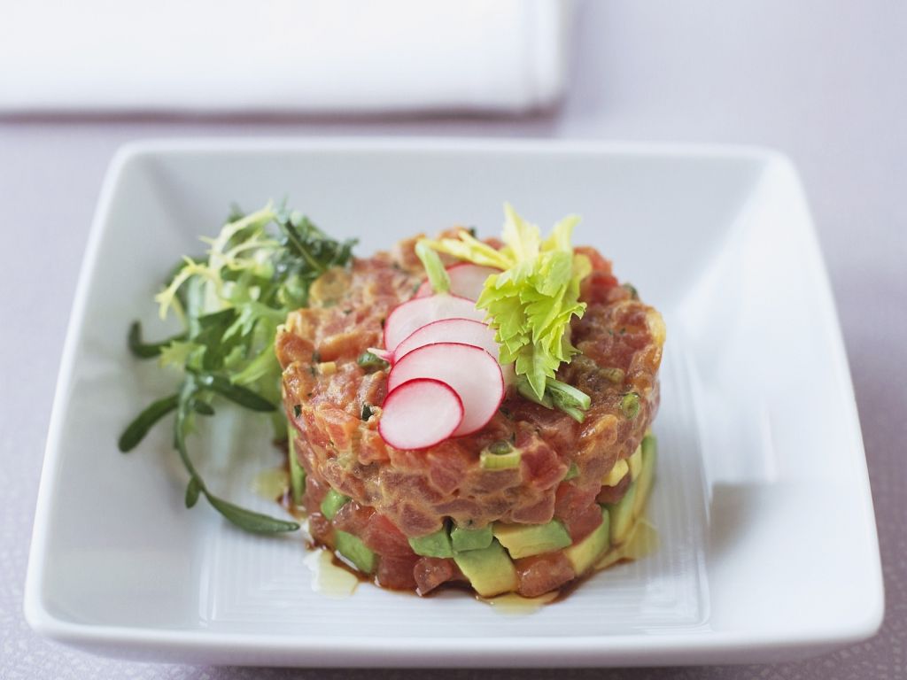 Thunfisch-Avocado-Tatar mit Radieschen Rezept | EAT SMARTER