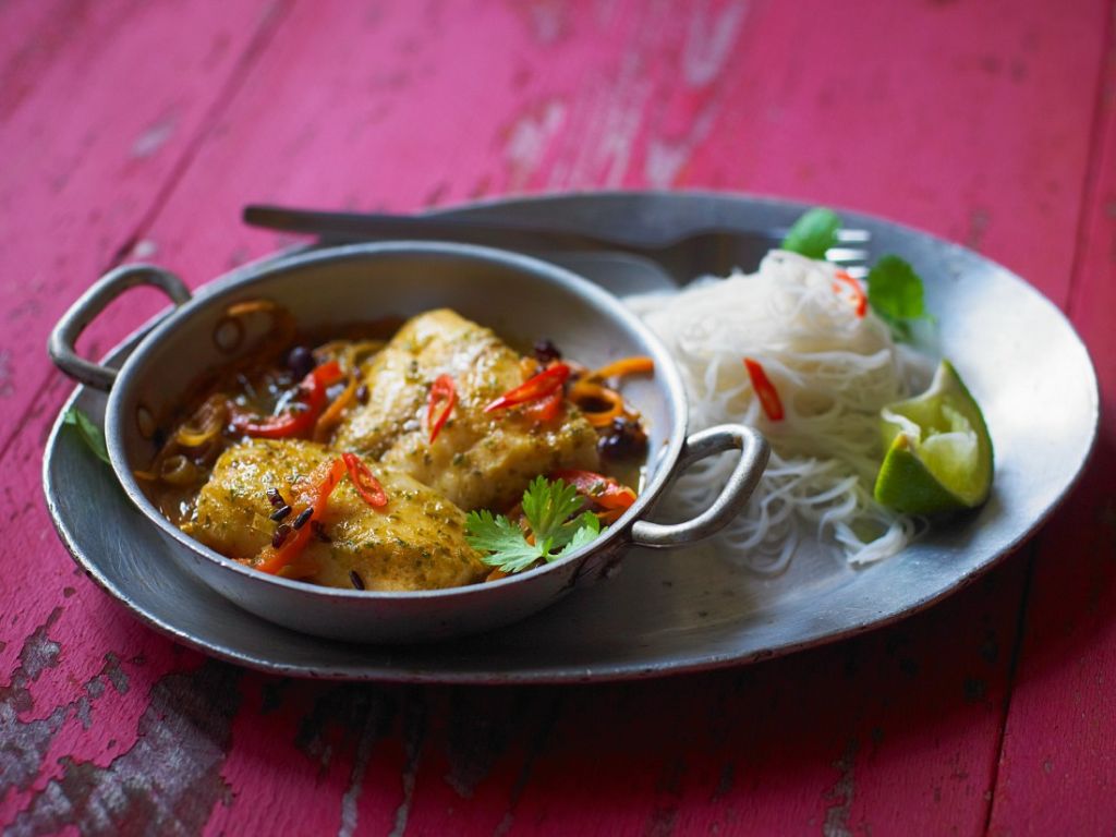 Tilapiafilet in Currysauce mit Reisnudeln Rezept | EAT SMARTER