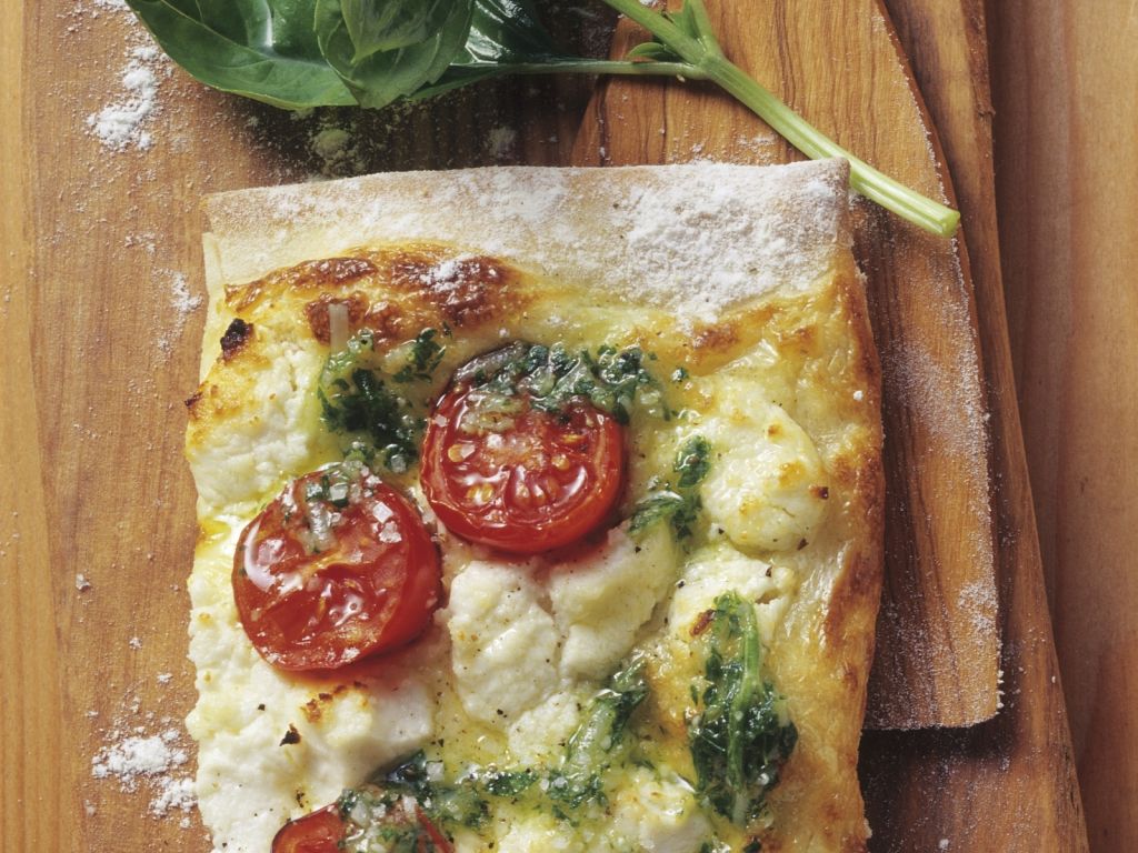 Tomaten-Flammkuchen mit Ziegenfrischkäse und Basilikum Rezept | EAT SMARTER
