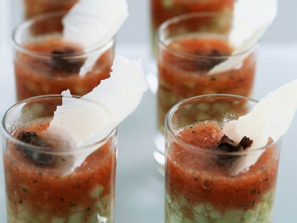 Tomaten-Gurken-Kaltschale Rezept | EAT SMARTER