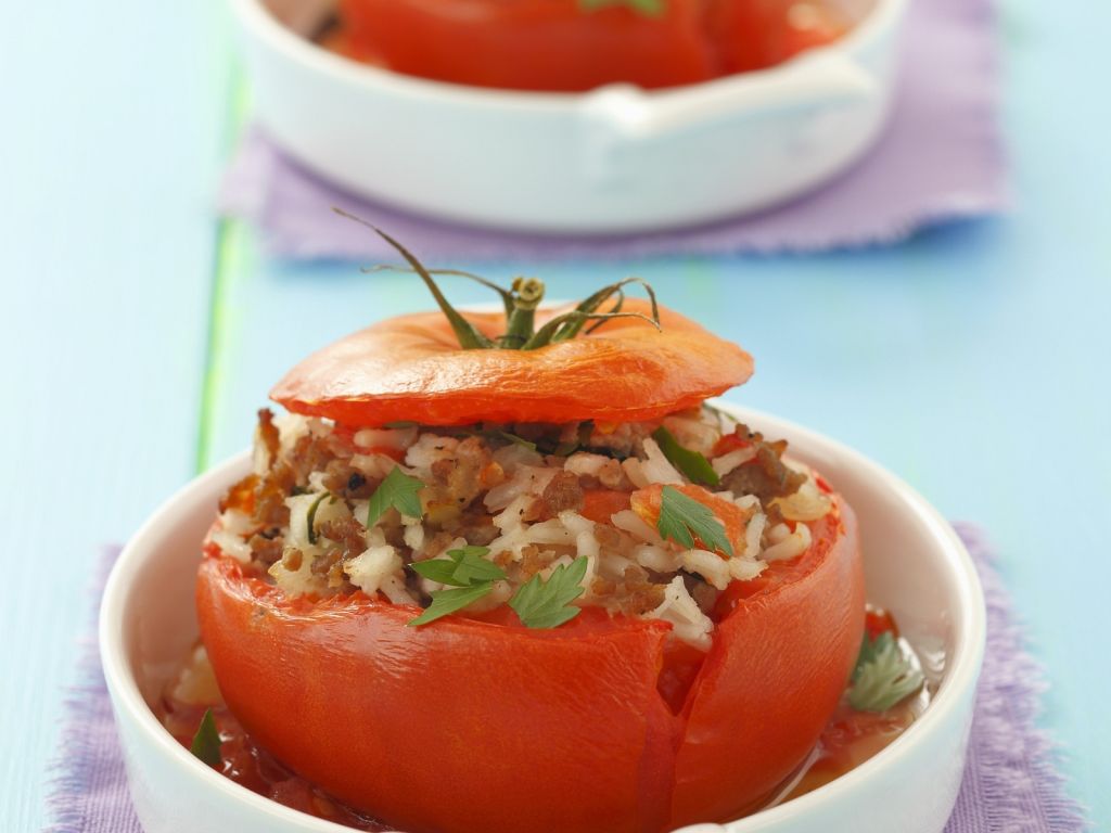 Tomaten mit Reis-Hackfleisch-Füllung Rezept | EAT SMARTER