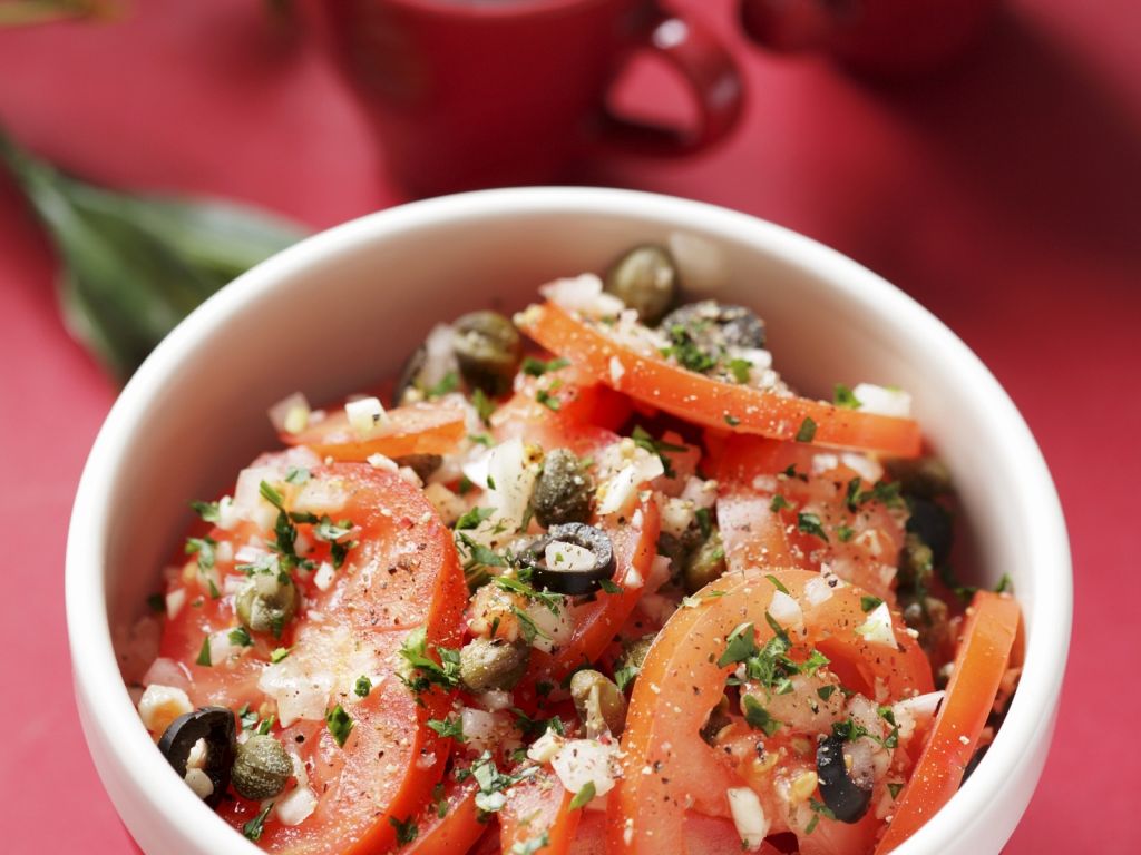 Tomaten-Oliven-Salat Rezept | EAT SMARTER