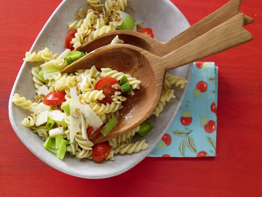 Tomaten-Pasta mit Lauch und gehobelten Nüssen Rezept | EAT SMARTER