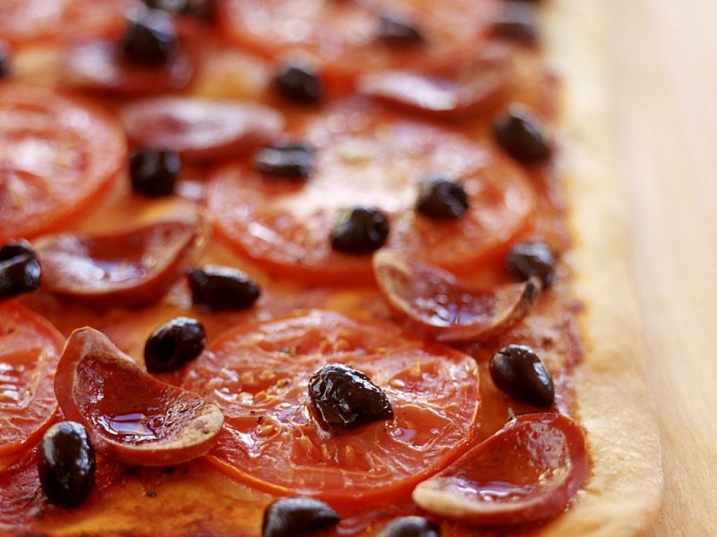 Tomaten-Pizza mit Salami vom Blech Rezept | EAT SMARTER