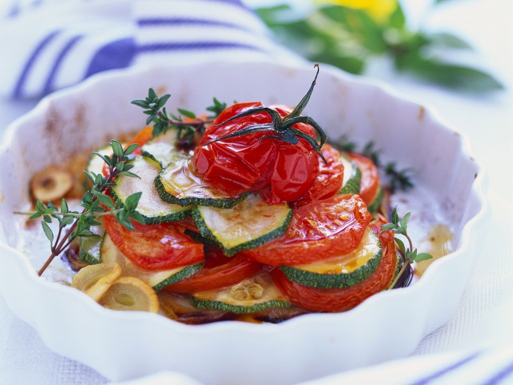 Tomaten-Zucchini-Auflauf mit Knoblauch Rezept | EAT SMARTER Tomaten-Zucchini-Auflauf mit Knoblauch Rezept | EAT SMARTER
