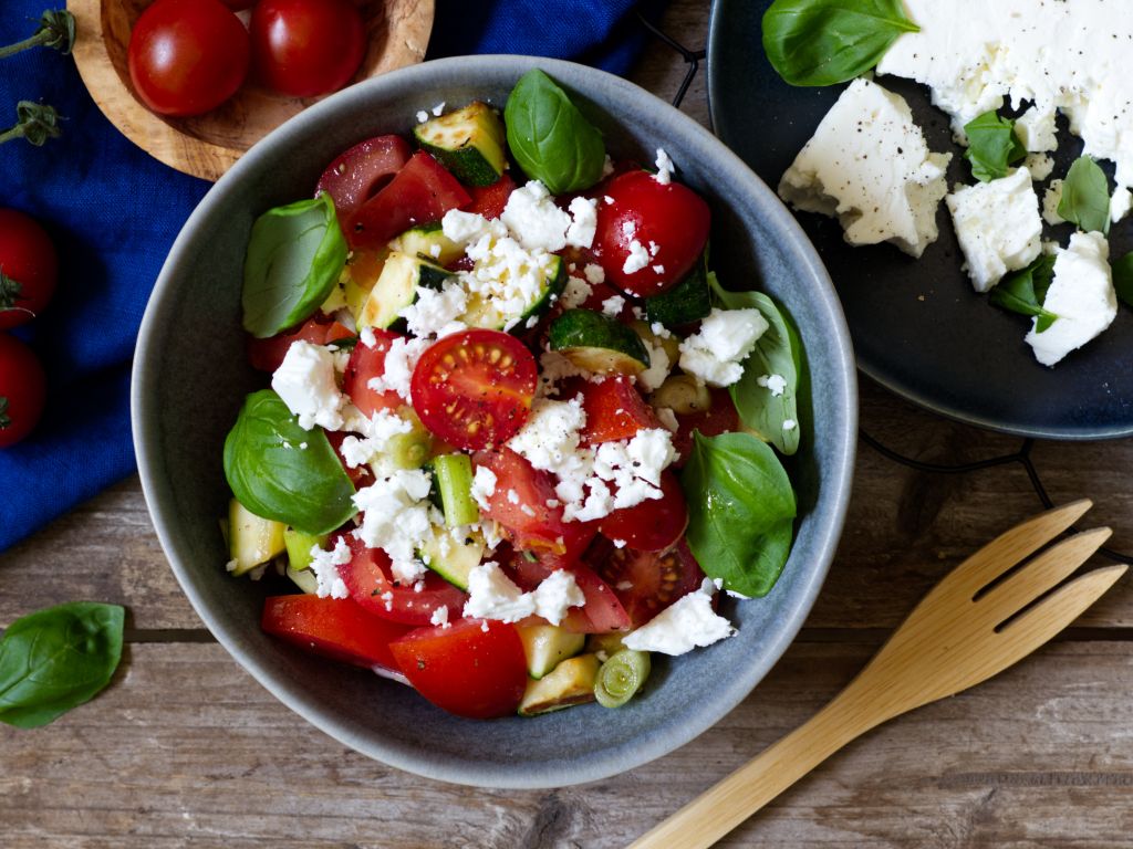 Tomaten-Zucchini-Salat mit Feta Rezept | EAT SMARTER