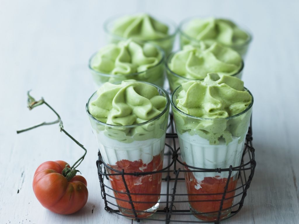 Tomatencocktail mit spanischem Erbsenschaum Rezept | EAT SMARTER