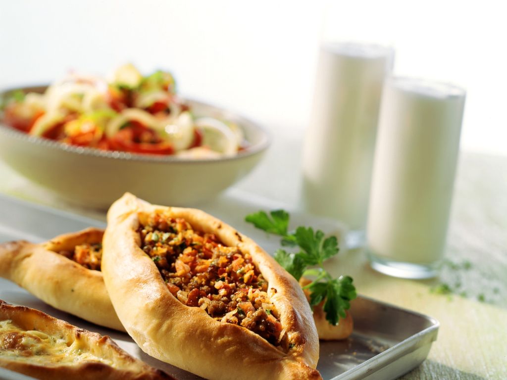 Türkische Hackfleisch-Fladen (Pide) Rezept | EAT SMARTER