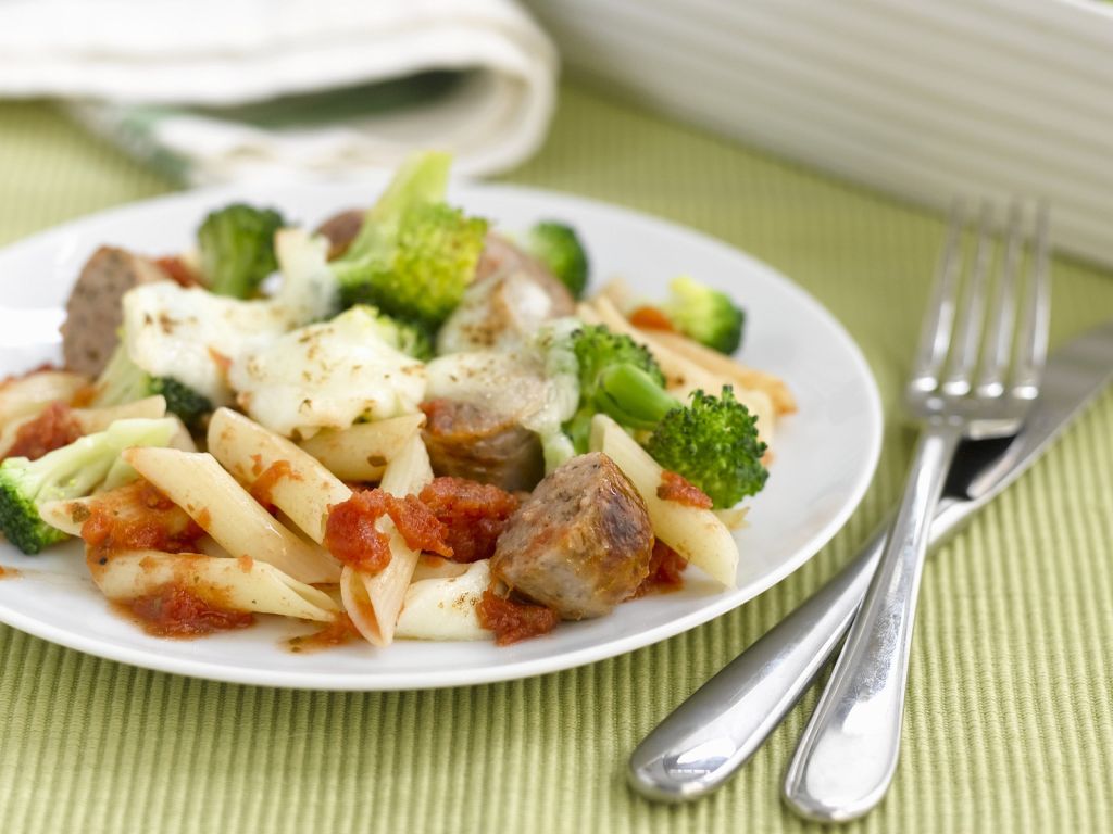Überbackene Nudeln mit Broccoli, Käse und Bratwürsten Rezept | EAT SMARTER