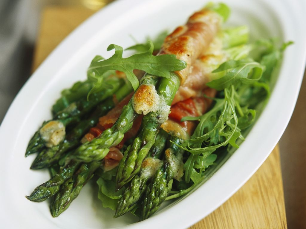 Überbackener Spargel im Prosciutto-Mantel Rezept | EAT SMARTER Überbackener Spargel im Prosciutto-Mantel Rezept | EAT SMARTER