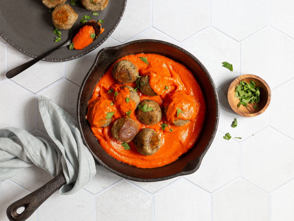 Vegane Hackbällchen mit Paprikasauce Rezept | EAT SMARTER