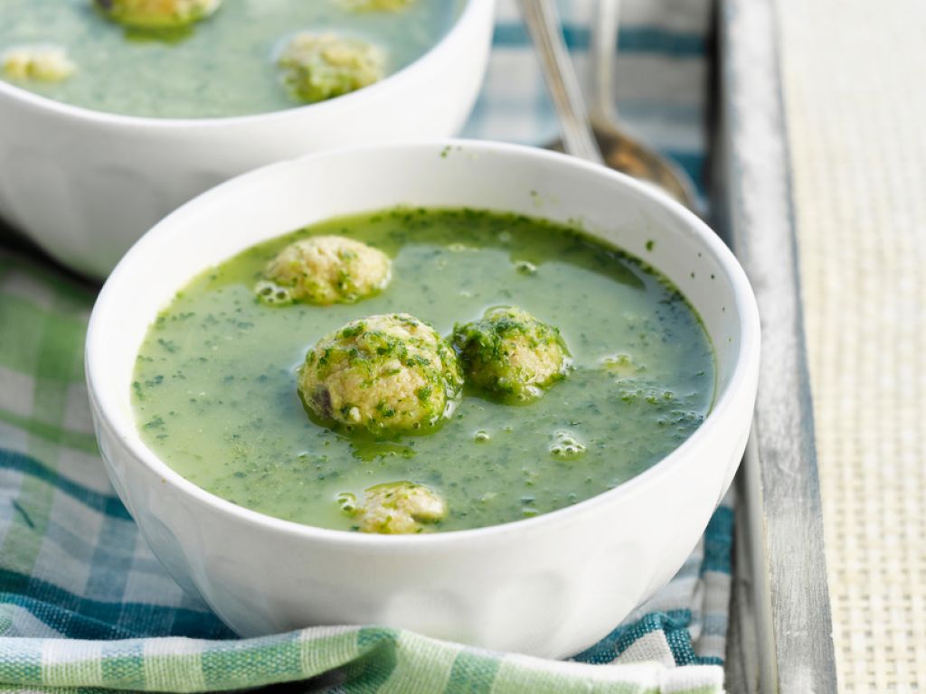 Vegane Kräutersuppe mit Klößchen Rezept | EAT SMARTER