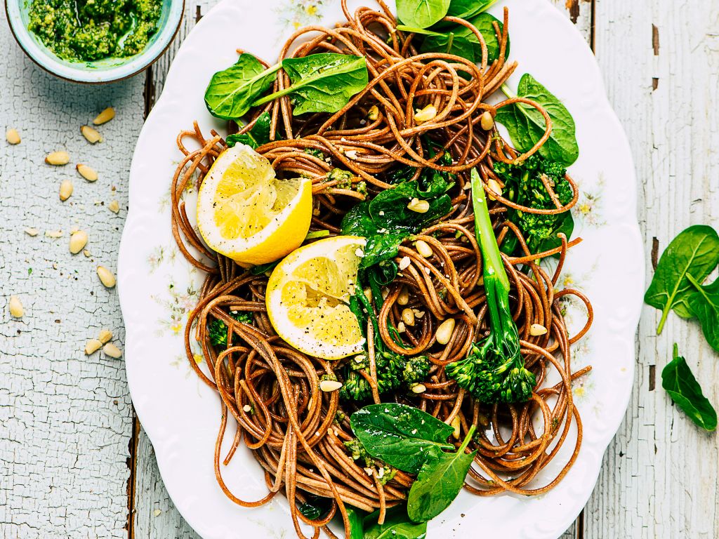 Vollkornnudeln mit Gemüse Rezept | EAT SMARTER