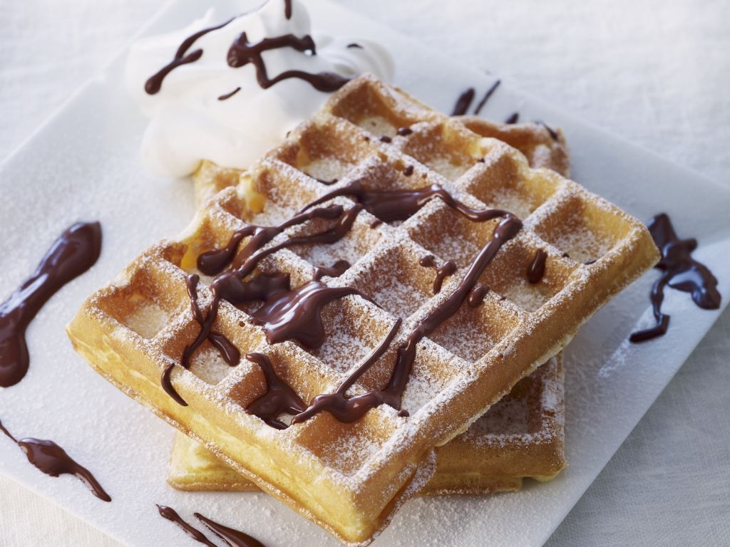 Waffeln mit Schokoladensoße Rezept | EAT SMARTER