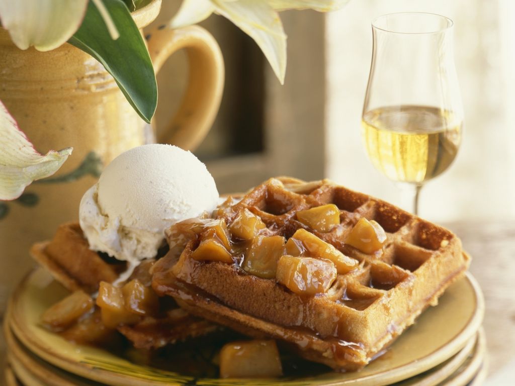 Waffeln mit Vanilleeis und Karamell-Äpfeln Rezept | EAT SMARTER