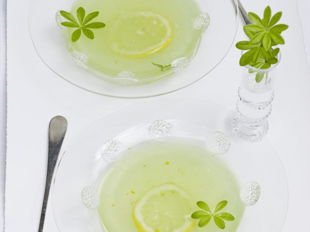 Waldmeister-Zitronen-Kaltschale Rezept | EAT SMARTER