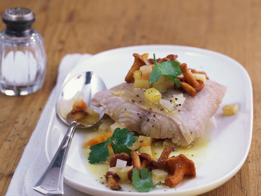 Wallerfilet mit Pfifferling-Kartoffel-Soße Rezept | EAT SMARTER