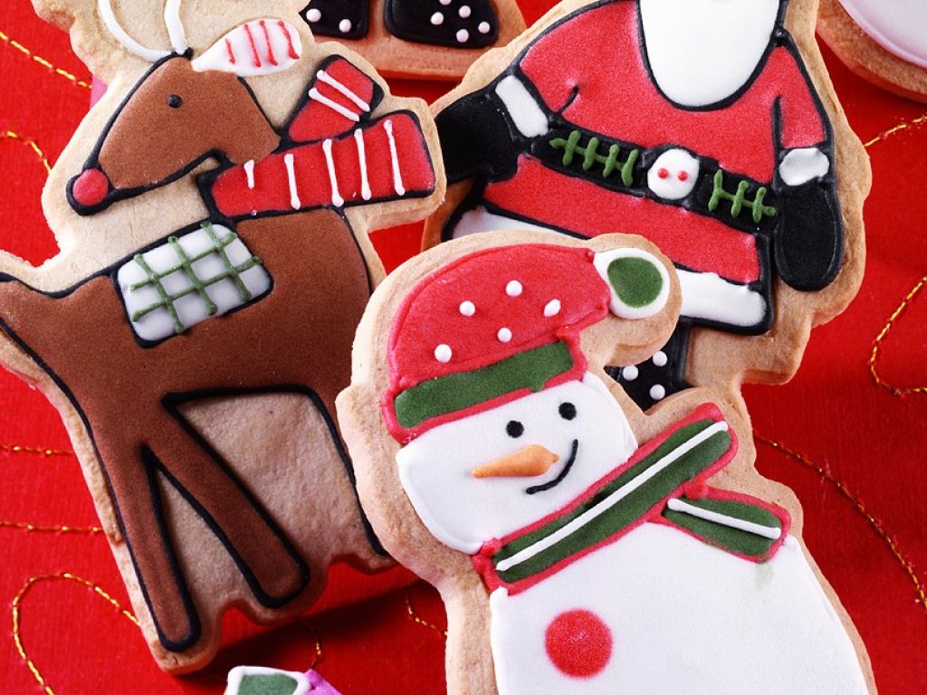 Weihnachtsplätzchen mit buntem Zuckerguss verziert Rezept  EAT SMARTER