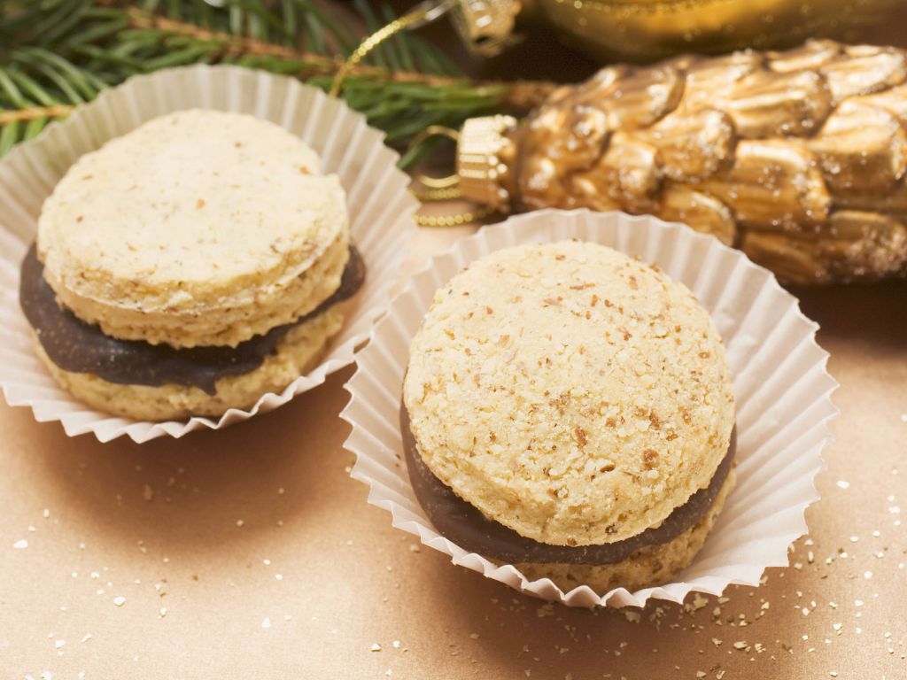 Weihnachtsplätzchen mit Schokoladenfüllung Rezept  EAT SMARTER