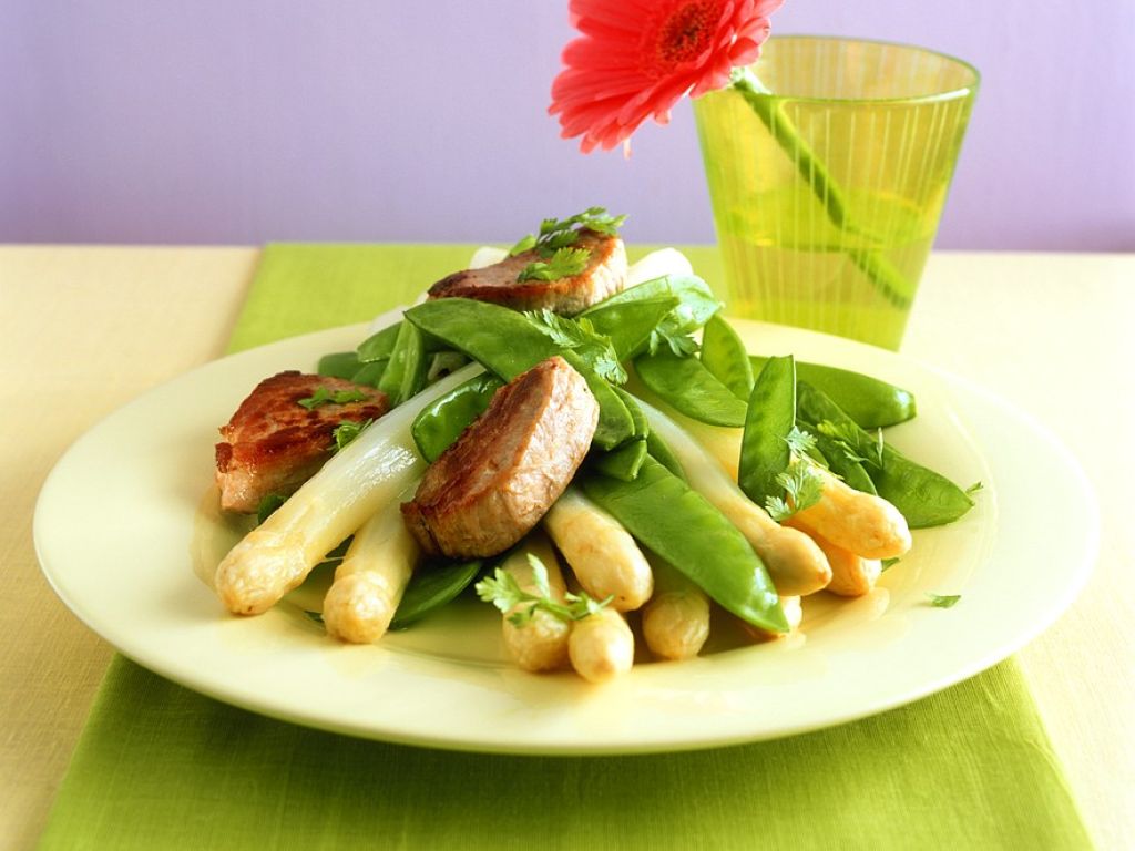 Weißer Spargel mit Schweinefilet Rezept | EAT SMARTER