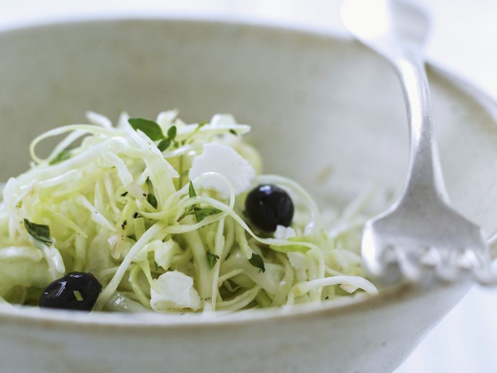 Weißkrautsalat mit Oliven von EAT SMARTER