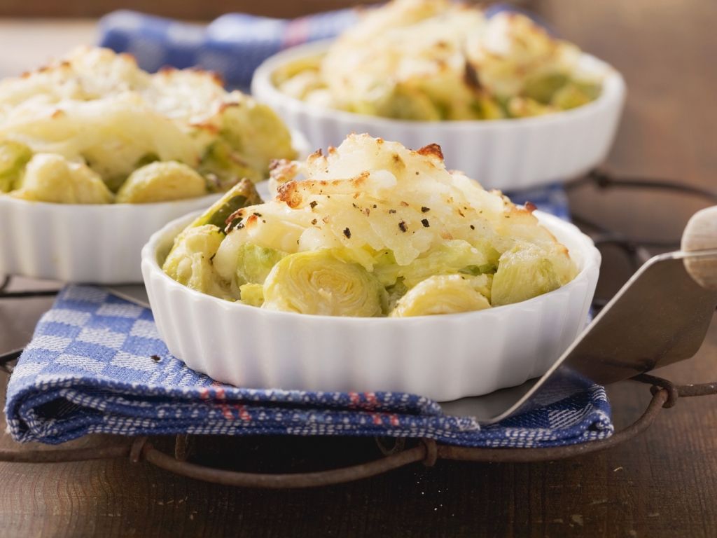 Wirsing-Rosenkohl-Auflauf mit Kartoffelkruste Rezept | EAT SMARTER